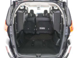 ◆サードシートは跳ね上げ式で、使用しない場合は荷室の拡大ができます。さらに広々なラゲッジスペースの出来上がりです!