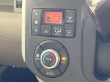 【オートエアコン】一度お好みの温度に設定すれば、車内の温度を検知し風量や温度を自動で調整。暑い&hellip;寒い&hellip;と何度もスイッチ操作をする必要はありません。快適な車内空間には必須の機能ですね♪