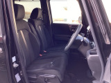 フロントシートはベンチシートです。ベンチシ―トは運転席と助手席の移動もスムーズ!狭い駐車場での乗り降りに便利です。シートの間にコンソールボックスやドリンクホルダーがないため、車内空間も広く感じます