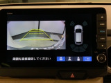 リバースギアに入れるだけで後方の表示へ切り替わります。夜間や雨の日の駐車も楽になりますよ。