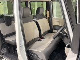 乗降がしやすい運転席。高さが調節できて小柄な方でも運転しやすいポジションをとることができます。