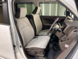 乗降がしやすい運転席。高さが調節できて小柄な方でも運転しやすいポジションをとることができます。