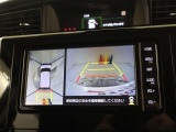 全周囲モニター装着車です。後退時の強い味方です♪車庫入れや縦列駐車の際、後退操作の参考になるガイドラインをナビ画面に表示します。後退時には直接後方を確認してくださいね♪