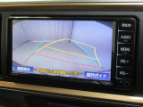バックでの車庫入れはハンドルと連動したガイドラインが出る「バックガイドモニター」がサポートいたします。