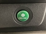 エンジンやエアコンなどクルマ全体の動きを燃費優先で自動制御するECONモード。空調など快適性を優先したいときは、スイッチ1つでOFFにすることも可能です。
