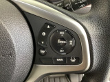 ハンドルにHondaセンシング系のクルーズコントロールやレーンキープアシストなどの操作スイッチが装備されています。ハンドルから手を離さず安全に操作できます。