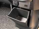 運転席と助手席の間にも小物が入る収納があります!