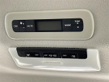 【Wエアコン(後席エアコン)】エアコンが前席に加え、後部座席用にも独立して設置されていており、暑い夏でも寒い冬でも、車内に快適な空気を届けるので、いつでも快適な車内空間を創り上げます!