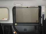 セカンドシートの窓ガラスには日よけのシェードを装備しています。強い日差しのカットに、プライバシー対策としても重宝します。