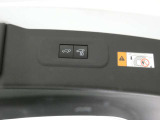 【パワーバックドア】パワーバックドア装着車です。ボタンを押すだけ、力要らずでドアの開閉が可能になります。