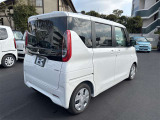 スタイルの良さが伝わる右後方アングル。リアの迫力と側面ライン、角の状態までまとめて確認。