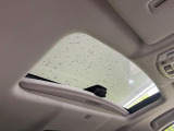 【サンルーフ】開放感たっぷりの希少装備、サンルーフが装着されています!車内に明かりを取り入れたり景色を楽しむ以外にも、車内の空気も簡単に換気できて快適です!