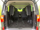 後席を格納すると、これだけの広さが!シーンに合わせたシートアレンジで、大きな荷物も積むことが出来ます♪