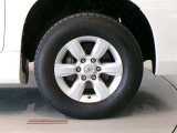 純正のアルミホイール装着車です。タイヤサイズは265/65R17です。