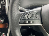 走行中でもハンドルから手を離すことなくオーディオの操作ができるステアリングスイッチ付き。ステアリングヒーター付き