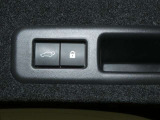 【パワーバックドア】パワーバックドア装着車です。ボタンを押すだけ、力要らずでドアの開閉が可能になります。