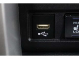 データ通信/給電用USBポートが装備されています。iPhoneやスマートフォンを繋いで音楽を再生したり、充電したり。車内にあると便利なアイテムのひとつですね!