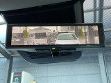 スマートルームミラーは、車両後方に設置されたカメラの映像を、ルームミラーに映し出すことで、死角をなくし、安全性を向上させることができます。また、夜間や雨天時でも、クリアな映像を映し出すことができます。