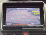 大型画面で確認できるガイド付きバックカメラです。商業施設や立体駐車場、夜間の後方確認に役立ちます。