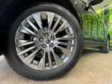 【純正19インチアルミホイール】外観にマッチした純正アルミホイールを装着しております。各種社外アルミホイールや、スタッドレスタイヤも取扱いしております。是非ご相談くださ