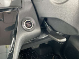 インテリジェントキーのプッシュスタートスイッチです。起動はブレーキペダルを踏みながらこのスイッチを押すだけです。右側はチルトステアリング調整レバー。
