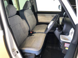 運転席の座面高さを調整できるシートリフターが付いています。フロントシートはベンチシートを採用で、座面も広く使い勝手もいいですよ♪