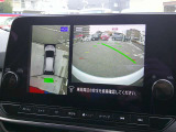 空から見下ろすような視点で、スムースな駐車と安全確認をサポートします。