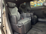 後部座席も気になるようなキズ・汚れやへたり等、大きなダメージはなく、良好な状態です。