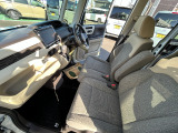 乗り降りの楽な運転席。適度なホールドで長距離ドライブも快適ですね。