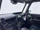 ダイハツのお店では、ダイハツ車を知り尽くしたプロフェッショナルが、専用の診断機器を使って各システムを点検しております。