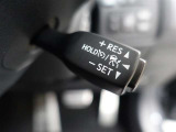 レーダークルーズコントロール(全車速追従機能付)付きです。車速に応じて追従支援してくれるので、ロングドライブも快適です。詳細は販売店スタッフまでおたずねください。