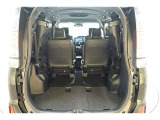 3列目シートは跳ね上げ式で折りたたみ可能です。キャンプ用品など大きな荷物もばっちり収納可能です!