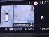 【アラウンドビューモニター】まるでクルマを真上から見下ろしたかのような視点で駐車をサポートします!クルマの斜め後ろや真横など、前後左右の4つのカメラの映像が合成されて、モニターに映し出されます。
