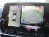 自車を真上から見下ろすように映し出すので周囲の状況が分かるアラウンドビューモニター搭載。フロントカメラとしても使用できます。車庫入れなど苦手な人の頼りになる助っ人です。
