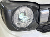 【LEDヘッドライト】悪天候や夜間走行時も良好な視界を確保し安心して運転できる高輝度LEDヘッドライトを装備!点灯速度が早く、消費電力も抑えられています。