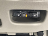 【ETC】有料道路を利用する際に料金所で停止することなく通過できる、ETC車載器(ノンストップ自動料金収受システム機器)が装備されています。セットアップを行うことで利用可能になります。