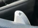 【パドルシフト(AT車)】MT車と同じように好きなギアで走ることができます!ステアリングから手を離さずに指先だけでシフト操作ができ、よりスポーティな走りをお楽しみいただけます。