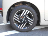 アルミホイールが付いています。お洒落は足元からですね。