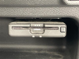【ETC】有料道路を利用する際に料金所で停止することなく通過できる、ETC車載器(ノンストップ自動料金収受システム機器)が装備されています。セットアップを行うことで利用可能になります。