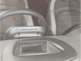 【ヘッドアップディスプレイ】現在の車速表示や目的地へのルート案内やメディア関連のリストを表示する事が可能です。視線移動を減らす事によりドライブに集中して頂けます。