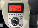 【オートエアコン】一度お好みの温度に設定すれば、車内の温度を検知し風量や温度を自動で調整。暑い&hellip;寒い&hellip;と何度もスイッチ操作をする必要はありません。快適な車内空間には必須の機能ですね♪