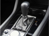 【シフトレバー】シフトもとても操作しやすいデザインになっております。運転する人の事を第一に考えた操作性の高い仕様です。