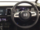 【ハンドル】運転にかかわる様々な操作を安全に行えるように視点移動が少なく操作性に配慮されたスイッチ類が凝縮されたコックピットです。