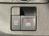 指先だけで簡単に操作が可能な電動パーキングブレーキを採用。「HOLD」スイッチを押すと、渋滞や信号待ちなどでブレーキペダルから足を離しても、ブレーキを保持するので安心です