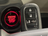 【Hondaスマートキー】カバンやポケットに入れたままでもドアの施錠・解錠が可能なスマートキーを装備。エンジンのオン・オフ時もカギを取り出す必要が無いからとっても便利です♪