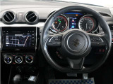 運転にかかわる様々な操作を安全に行えるように視点移動が少なく、操作性に配慮されたスイッチ類が凝縮されたコクピットです。