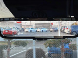 【 デジタルインナーミラー 】車両後方カメラの映像をミラーに映すことが出来ます! そのため、後席に人や荷物があって後方が見えづらい場合でもしっかり視界を確保することが出来ます!