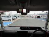 大きなフロントガラスで運転中の視界良好☆