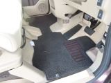 【フロントのフロアマット】前席は純正フロアマット付きです。大きな汚れもなく、使用感も少なめで綺麗な状態です。