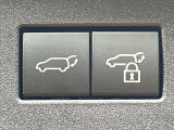 【パワーバックドア】スマートキーや運転席のボタンを押すだけでリアゲートが自動で開閉します!荷物を持っている時や、高い位置にあるバックドアを閉める際に便利な機能です♪